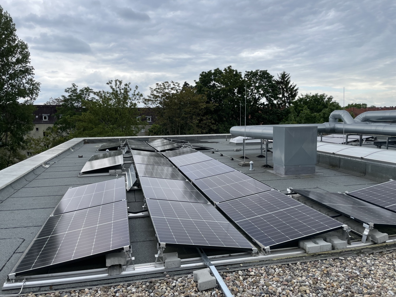 PV-Anlage auf dem Dach einer Schule