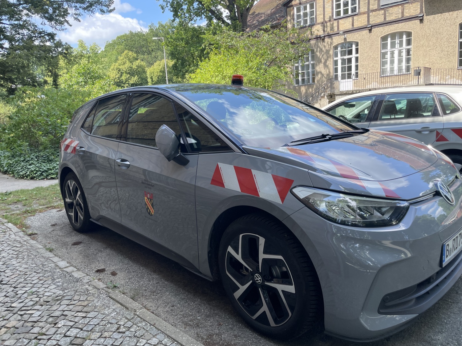 Das Bezirksamt Reinickendorf setzt auf einen beschlossenen Umstellungsplan, um den eigenen Fuhrpark bis 2030 CO₂-neutral zu gestalten. In der Verwaltung sind bereits mehrere Elektroautos, Plug-in-Hybride und E-Bikes im Einsatz.