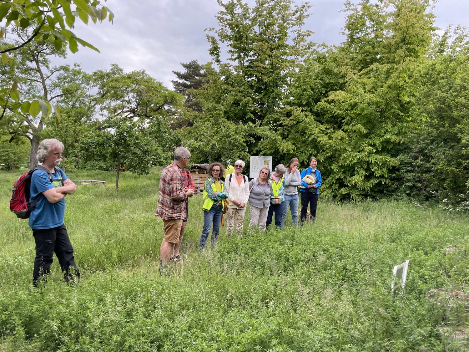 Die Emil-Fischer-Schule verbindet Natur, Lernen und Ernährung auf besondere Weise. Auf dem Schulgelände entstand seit 2016 eine Streuobstwiese, die heute rund 30 Obstbäume umfasst.