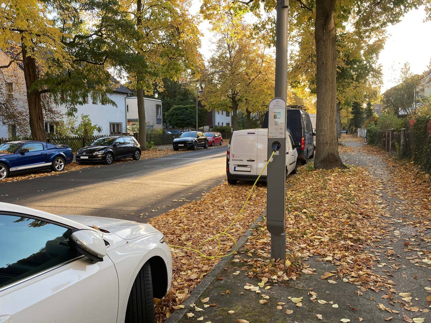 An vielen Standorten im Bezirk ist das laden an Laternen bereits möglich - damit werden vorhandene Strukturen genutzt und die Versorgung erfolgt ausschließlich mit Strom aus erneuerbaren Energien.