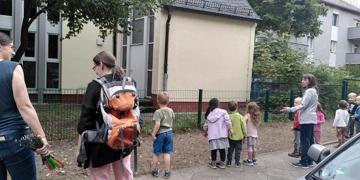 Die Kindergartengruppe der Evangeliumsgemeinde in der Winterstraße verstreut die Samen für die Wildblumenwiese