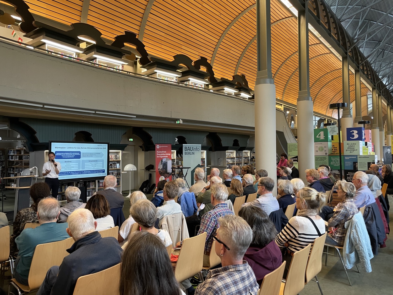 Dr. Elisa Dunkelberg von der Senatsverwaltung für Mobilität, Verkehr, Klimaschutz und Umwelt gab einen Überblick über den Berliner Wärmeplan und erläuterte, wie Bürgerinnen und Bürger insbesondere hier in Reinickendorf diesen lesen, verstehen und natürlich auch selbst anwenden können.