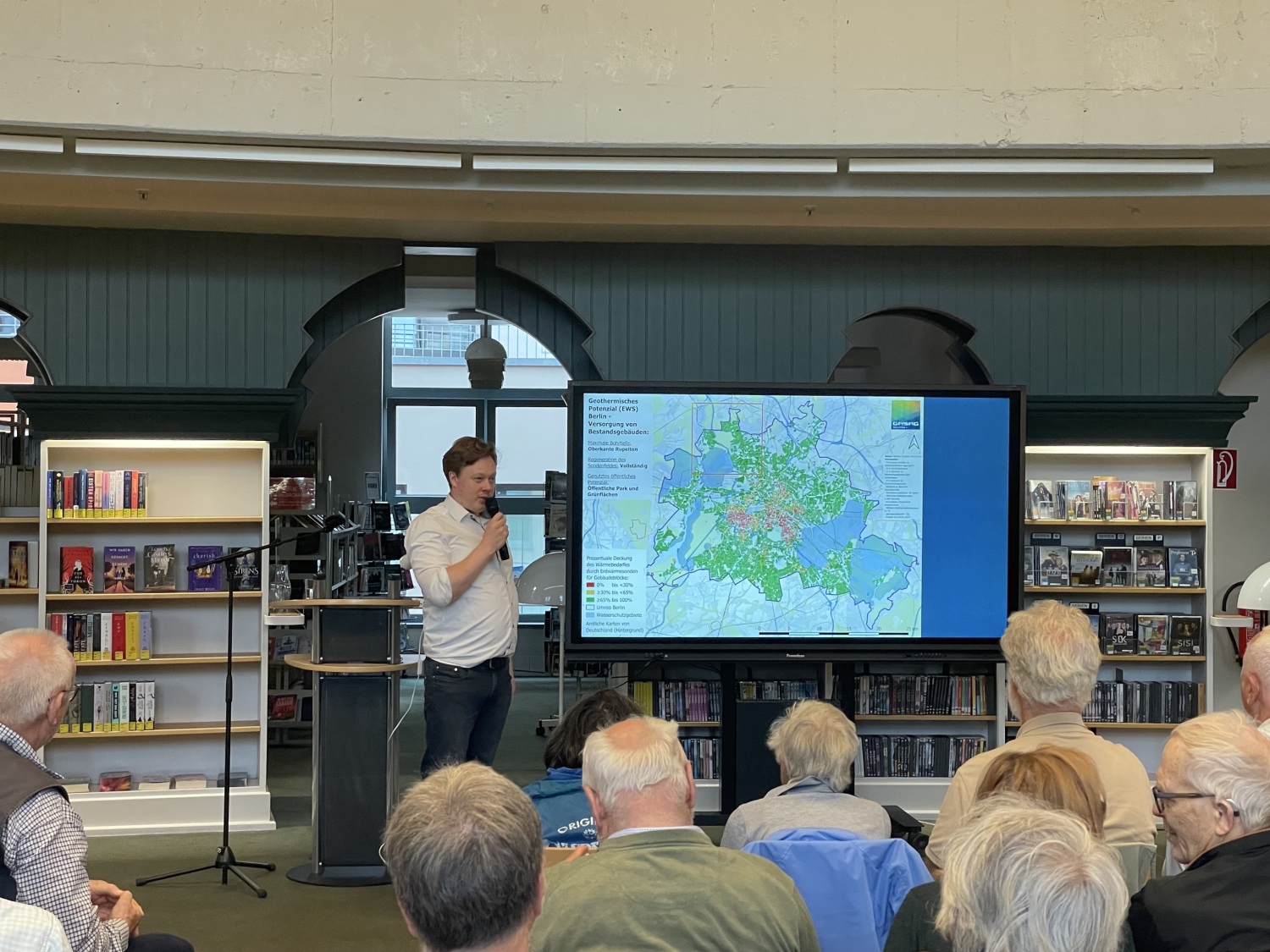 Herrn Tobias Jesberg von der GASAG Solution Plus GmbH stellt mehrere Praxisbeispiele für Wärmelösungen in Berlin vor.