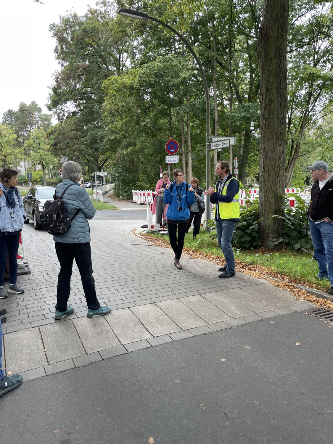 Hier stehen die Teilnehmenden der Führung auf dem versickerungsfähigen Pflaster in der Schildower Straße.