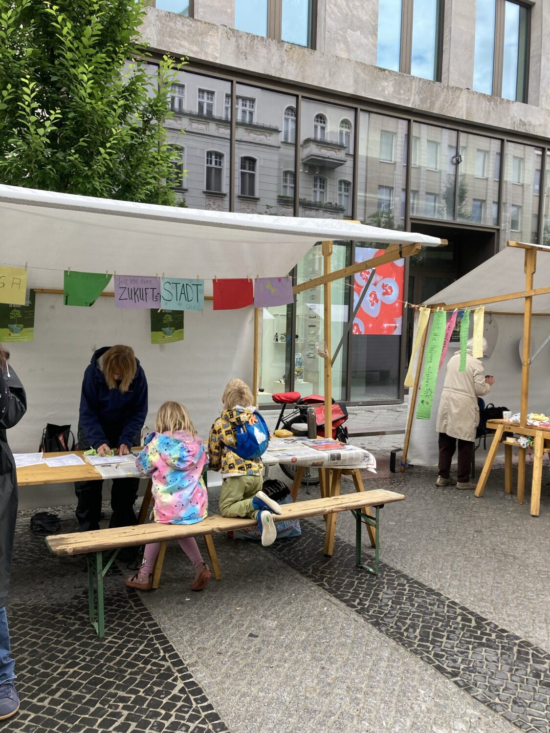 Kinder malen Ihre Zukunftswünsche am Info-Stand des Klimafests am 15.06.2024