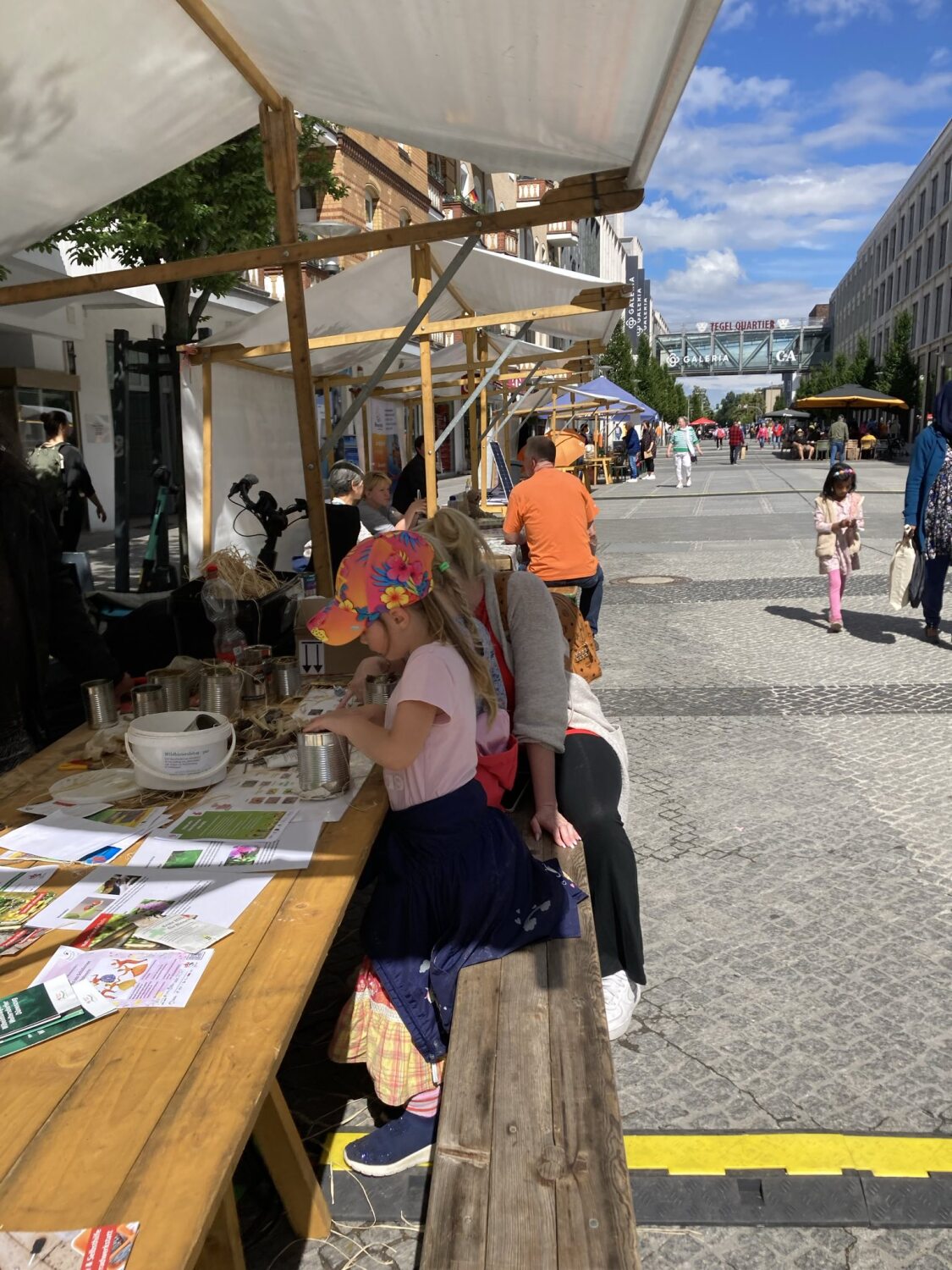 Kinder basteln Nisthilfen am Info-Stand beim Klimafest Reinickendorf 15.06.2024
