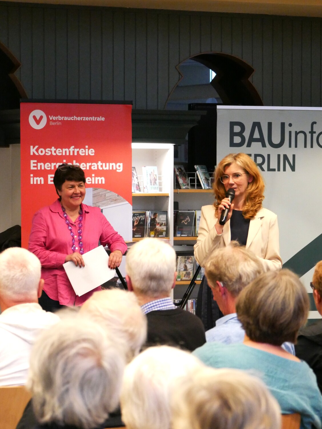 Frau Editha Kötter stellt die neu gegründete Wärmewendeagentur vor und verweist auf die Beratungsmöglichkeit.