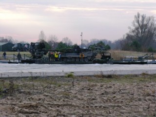 kampfpanzer_leopard_2_auf_der_f__hre