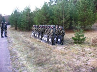 stock_und_schild_ausbildung_bei_demonstrationen