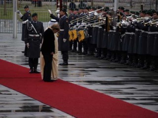 vor_der_truppenfahne