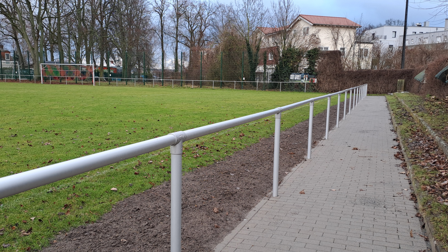 Bild von der befestigten Wegefläche am Spielfeldrand