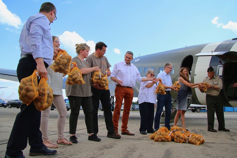 Ausladen von Kartoffelsäcken einer DC-3 in Faßbverg