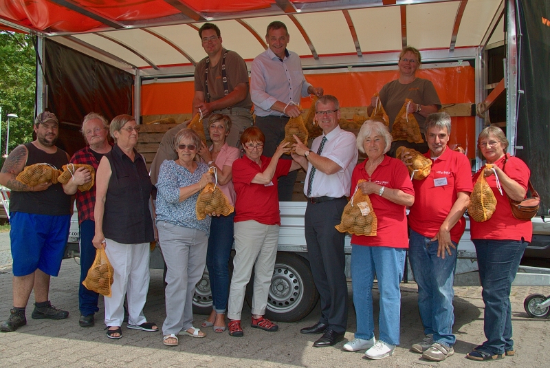Ausladen der Kartoffelsäcke bei der Spandauer Ausgabestelle der Berliner Tafel e. V.