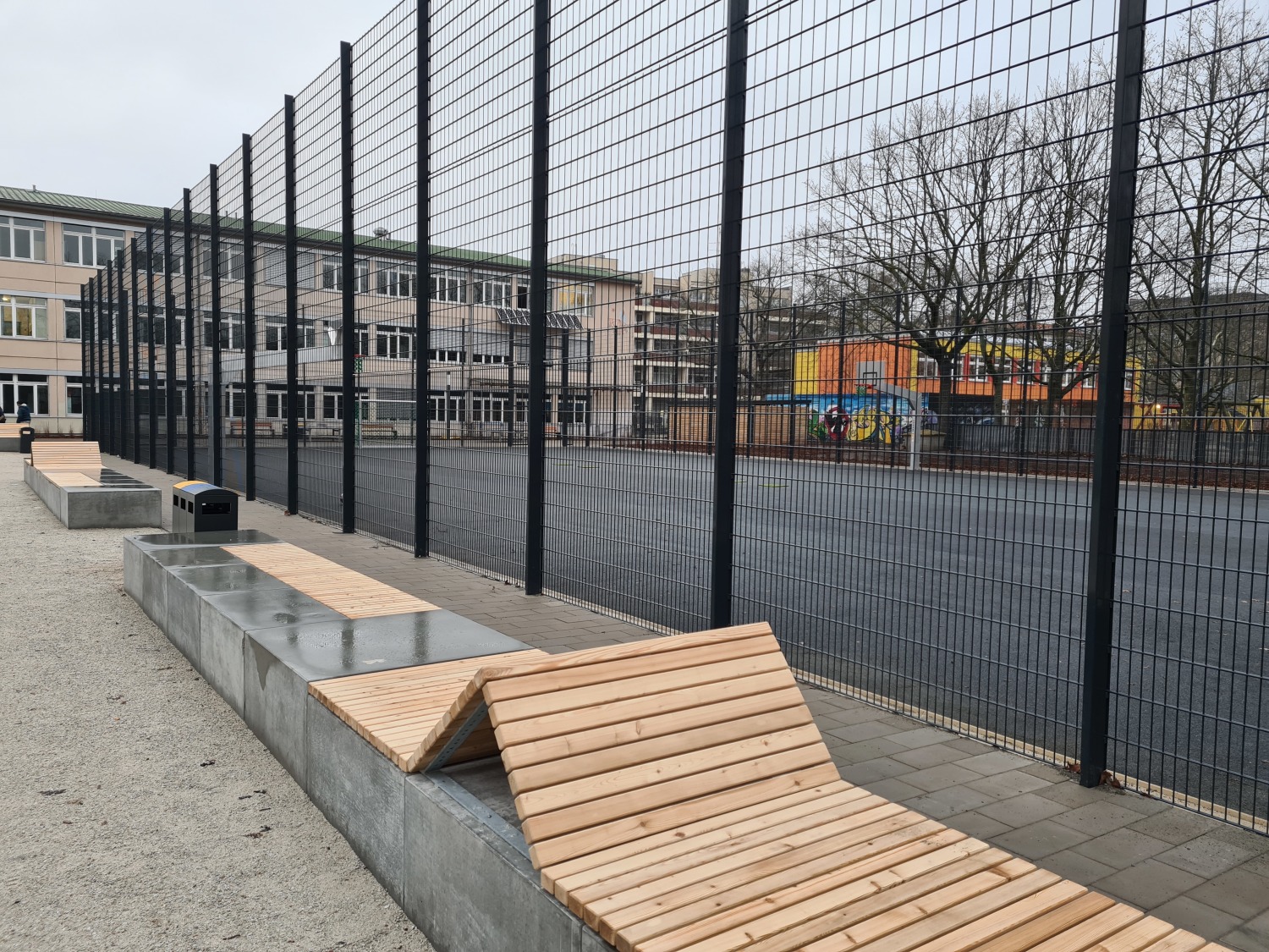 Kleinspielfeld auf dem Schulhof der Wolfgang-Borchert-Schule