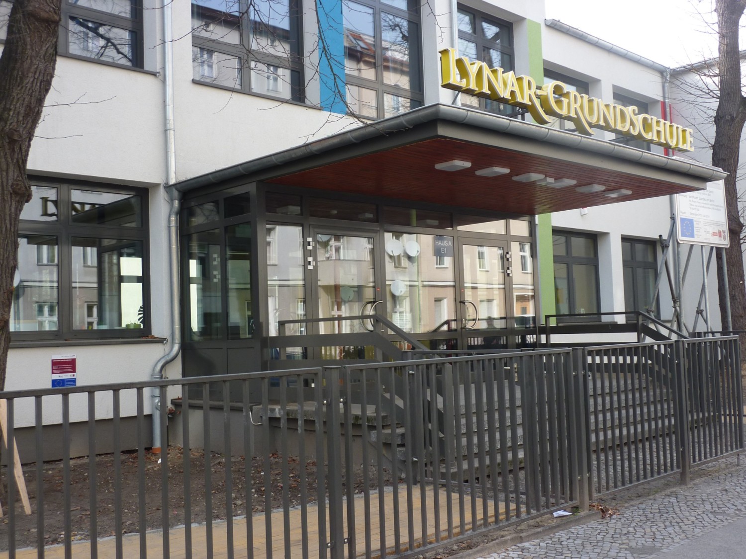 Eingang der Lynar-Grundschule nach der Sanierung