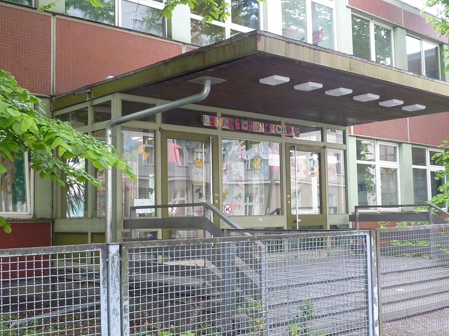 Eingang der Lynar-Grundschule vor der Sanierung 