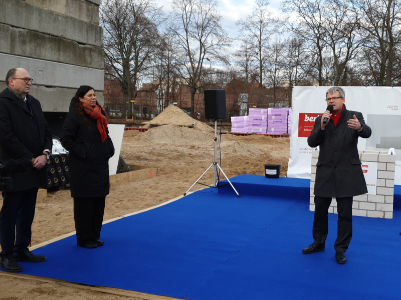 Grundsteinlegung der ersten Typensporthalle am Lily-Braun-Gymnasium in Spandau