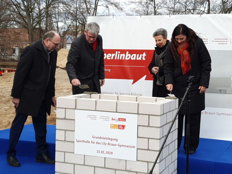 Grundsteinlegung der ersten Typensporthalle am Lily-Braun-Gymnasium in Spandau