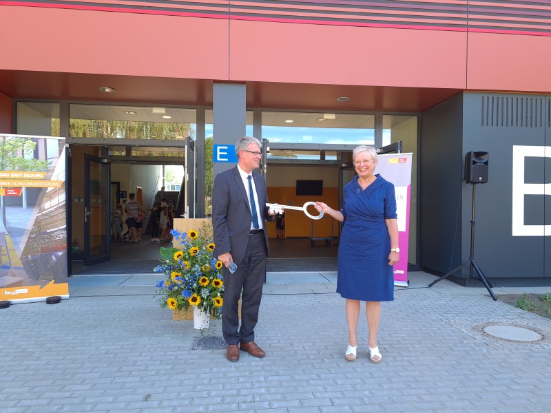 Schlüsselübergabe für den MEB der Grundschule an der Pulvermühle