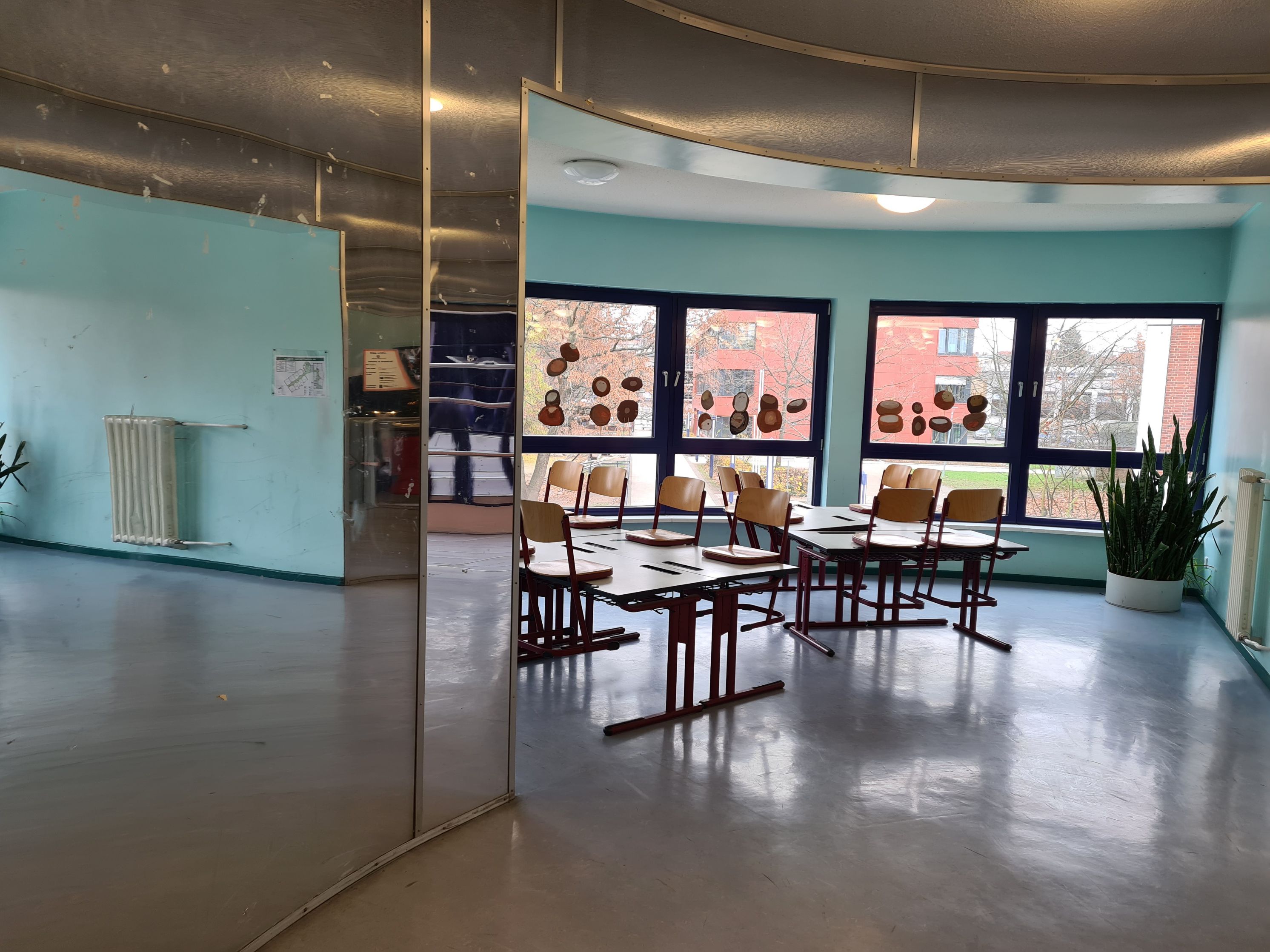 Verspiegelter Flur Peter-Härtling-Grundschule