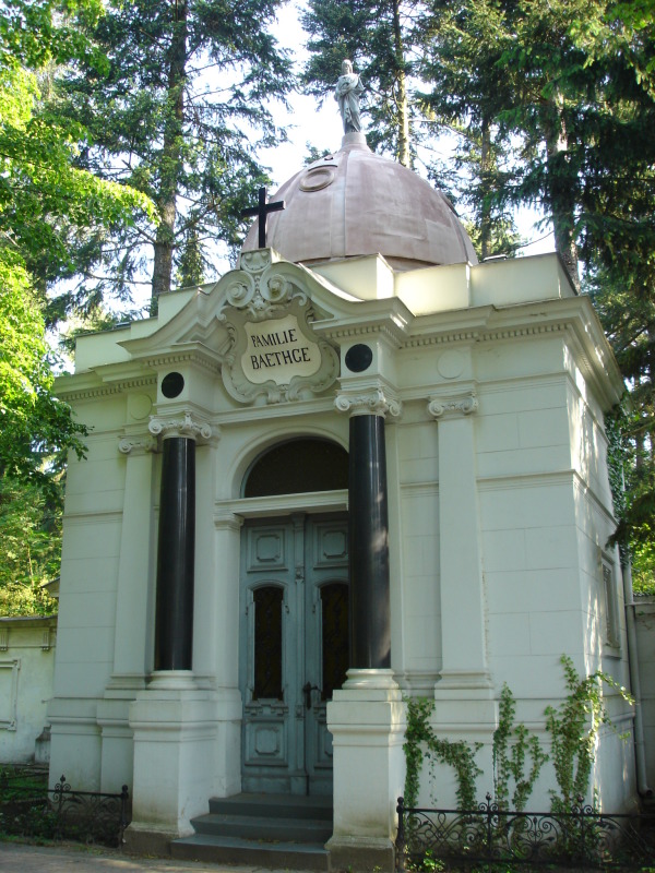 weißes Mausoleum der Familie Baethge, Friedhof in den Kisseln