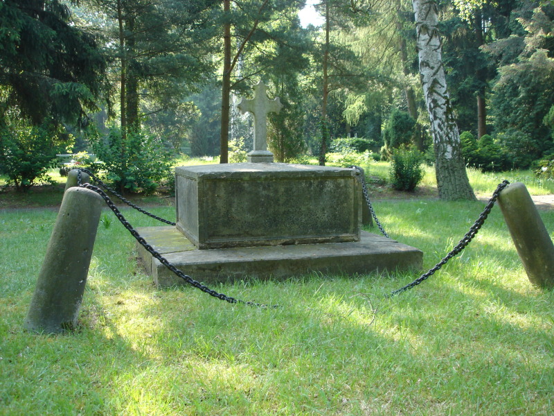 Denkmal aus einem Sandsteinsockel mit einem darauf stehenden Marmorkreuz, Abteilung 48 A
