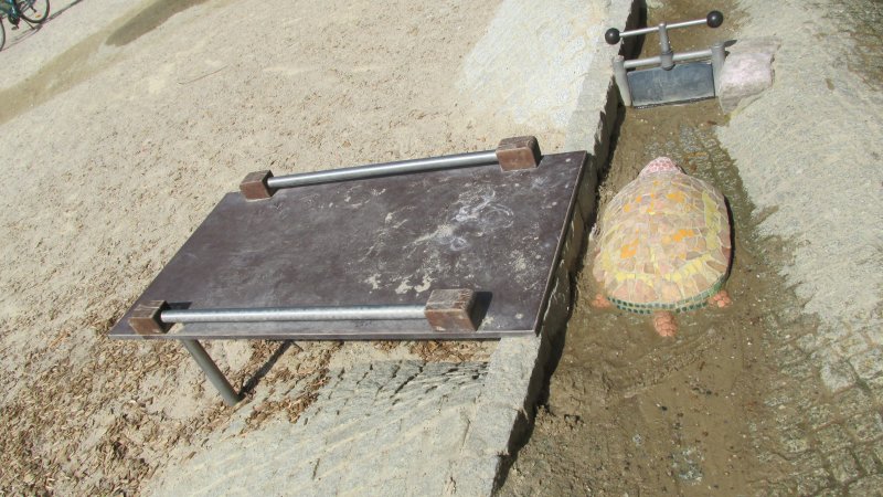 Spielgerät mit Stein-Schildkröte