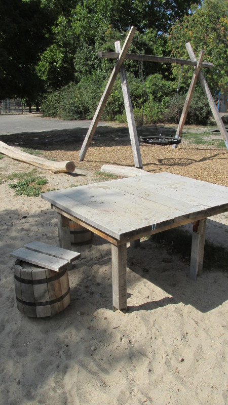 Schaukel mit Holztisch und Holzfass