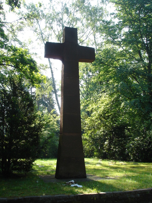 Ansicht des Mahnmals für den 2. Weltkrieg, Steinkreuz, Friedhof in den Kisseln