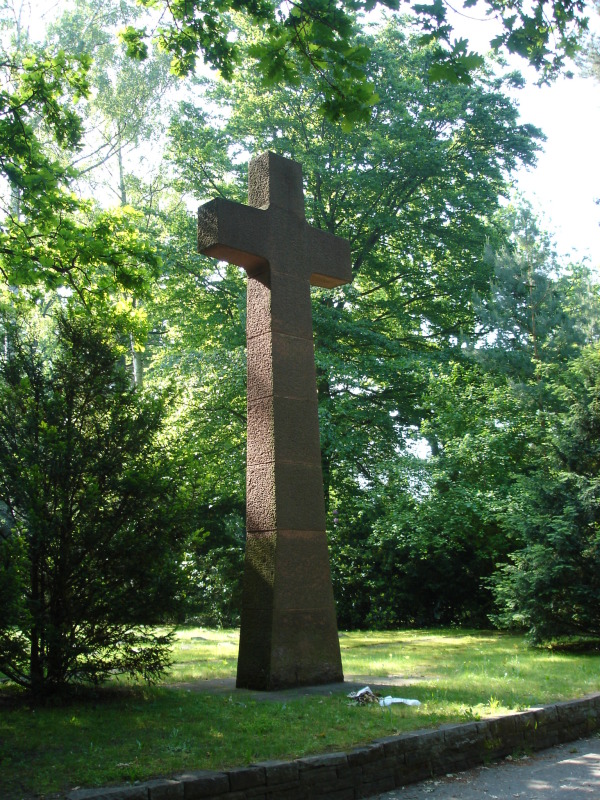 Kreuz aus rotem Wesersandstein als Mahnmal des Zweiten Weltkrieges