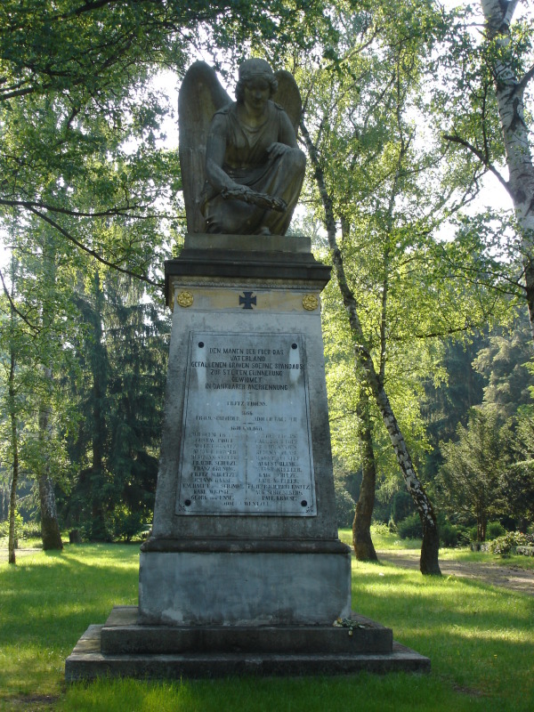 Figur des Nike-Engels in der Abteilung 48 A