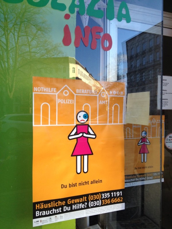 Anti-Gewalt-Poster in einem Schaufenster