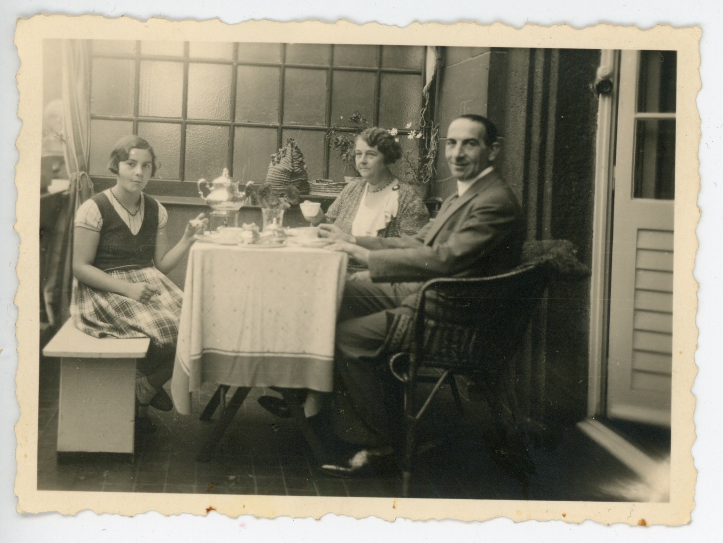 Familie Nansen auf dem hinteren Balkon in der Jüdenstraße 41