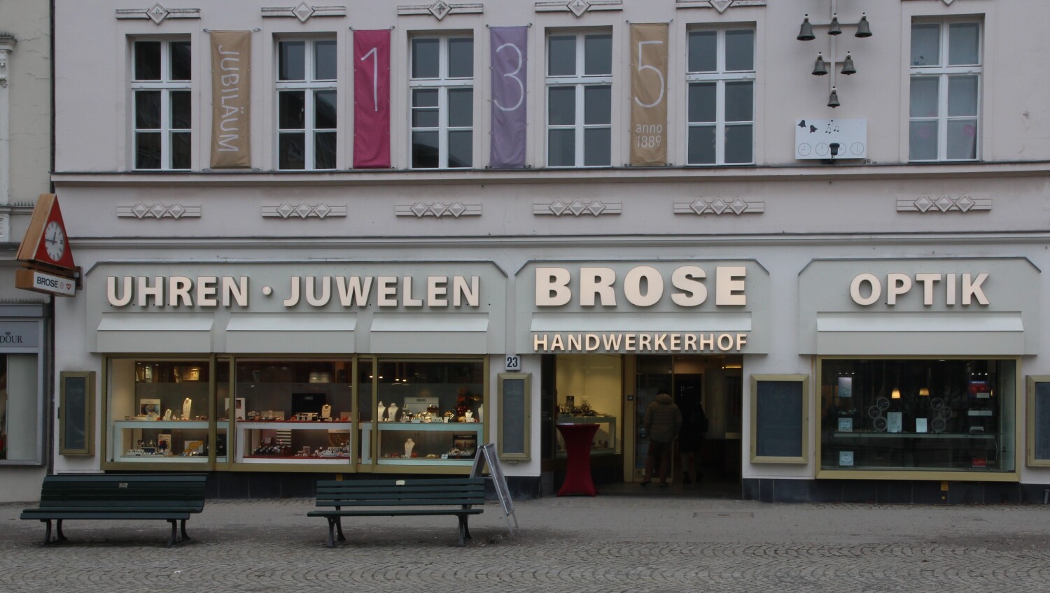 Neue Leuchtschrift Einzelbuchstaben am Haus Juwelier Brose