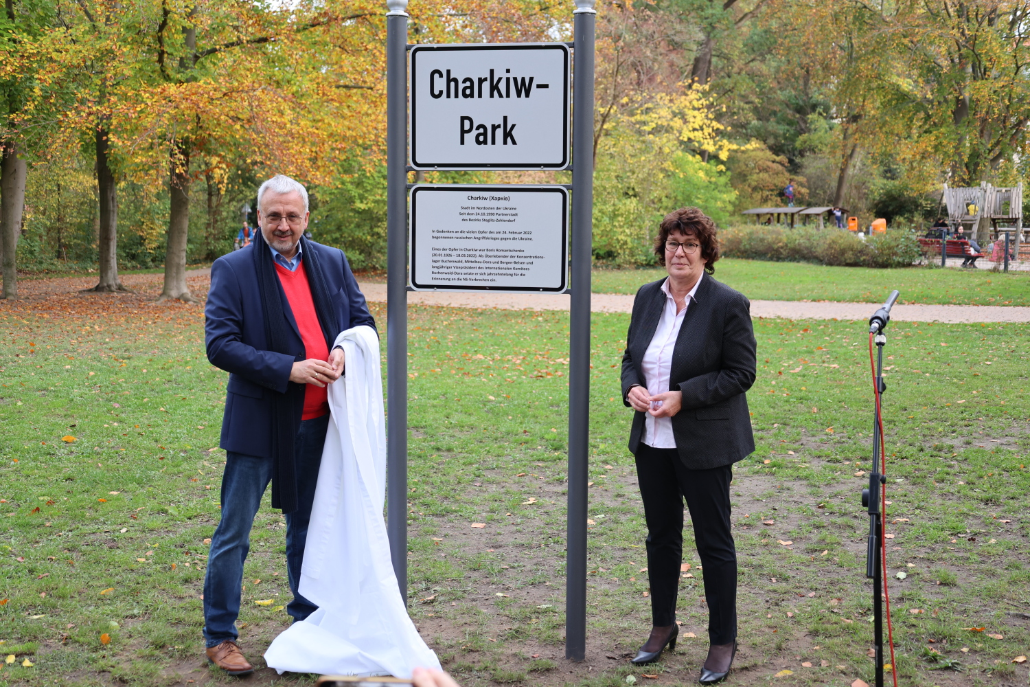 BVV-Vorsteher René Rögner-Francke und Bezirksbürgermeisterin Maren Schellenberg bei der Enthüllung des Schildes für die Benennung des Charkiw-Parks in Steglitz (24.10.2022)