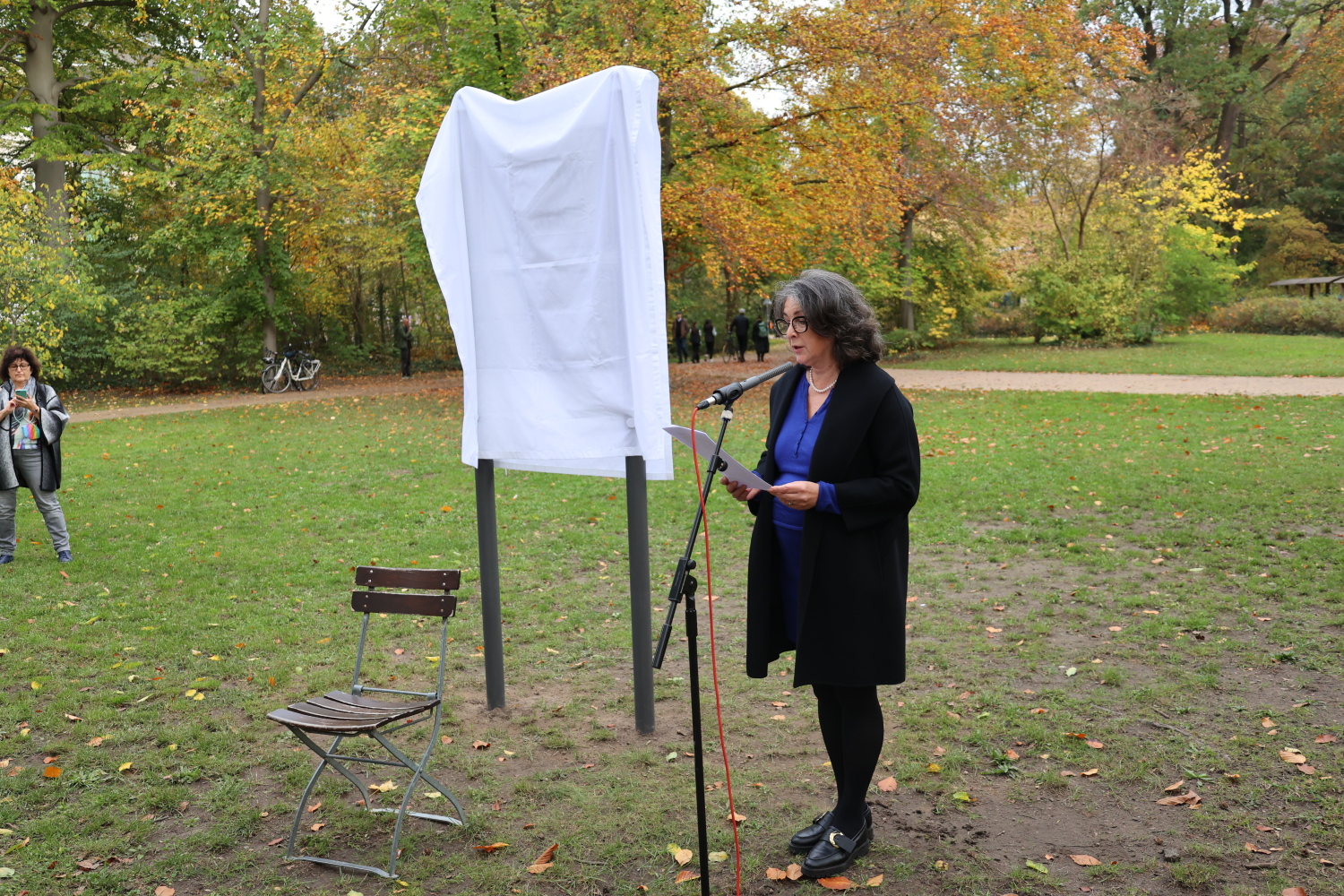 Olga Pischel (Vorstandsmitglied des Städtepartnerschaftsvereins) bei der Benennung des Charkiw-Parks