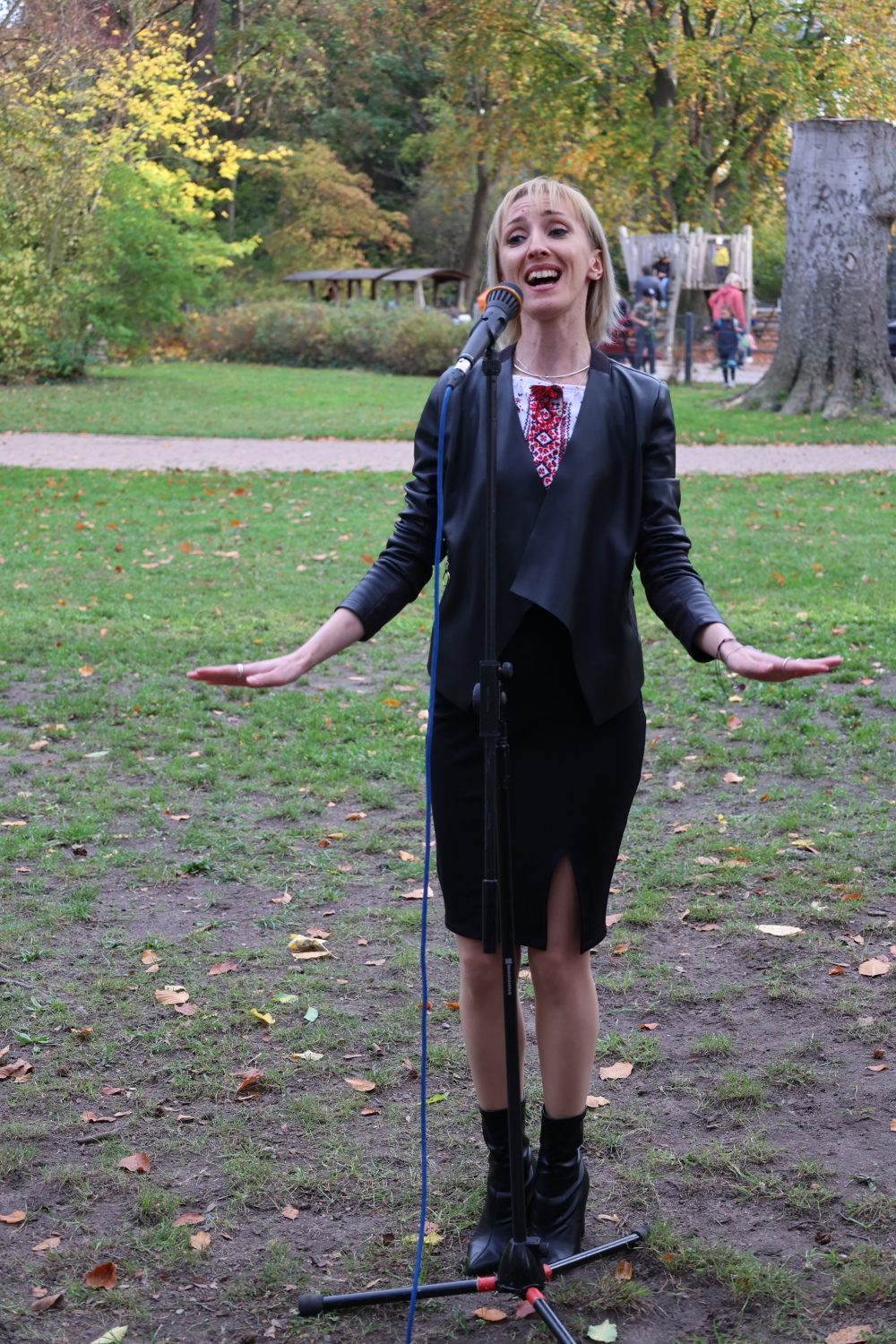 Sängerin Anna Konstantinova aus der Ukraine bei der Benennung des Charkiw-Parks in Steglitz (24.10.2022)