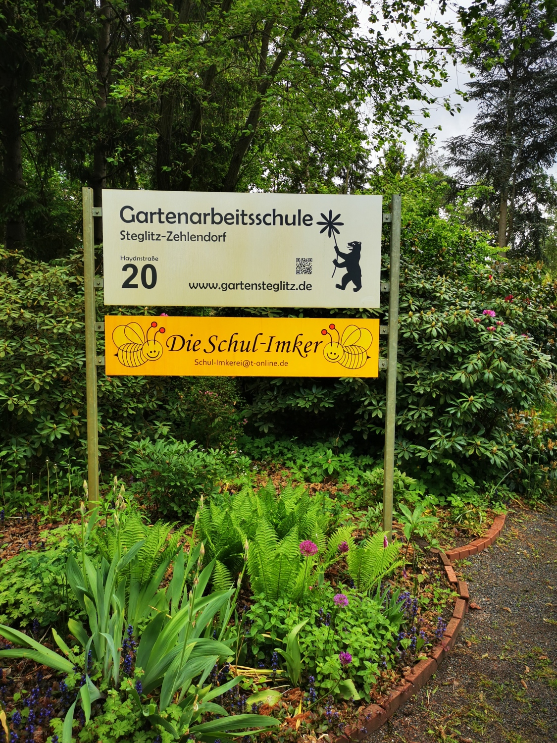 Übergabe Leitbild vom Beirat der Koordinierungsstelle NUN an BzStRin Schellenberg - Gartenarbeitsschule Steglitz-Zehlendorf