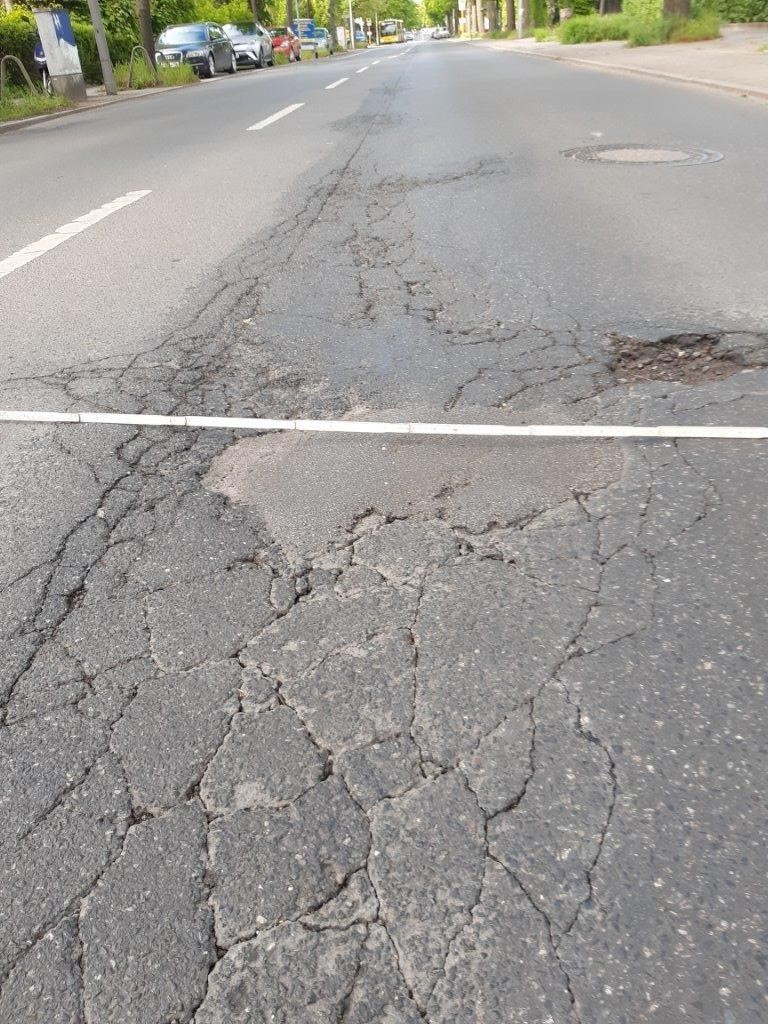 Detail Spurrinne und Ausbruchstellen mit Reparaturstellen