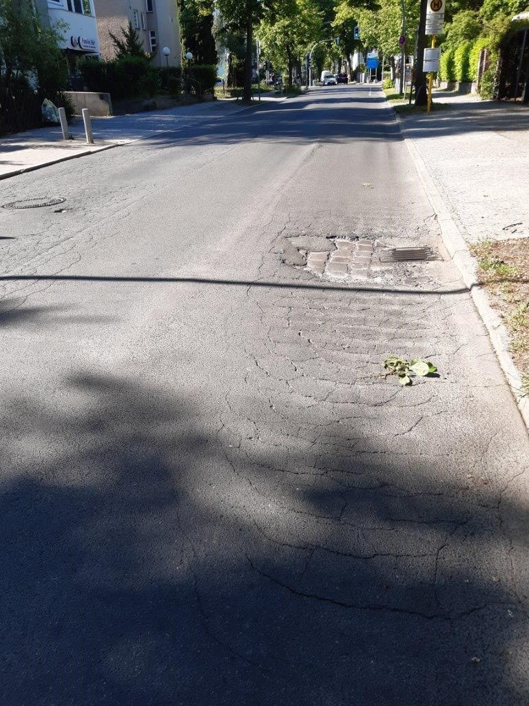Beispielfoto Fahrbahnzustand Heinersdorfer Straße, Richtung Saaleckplatz, vor Baumaßnahme