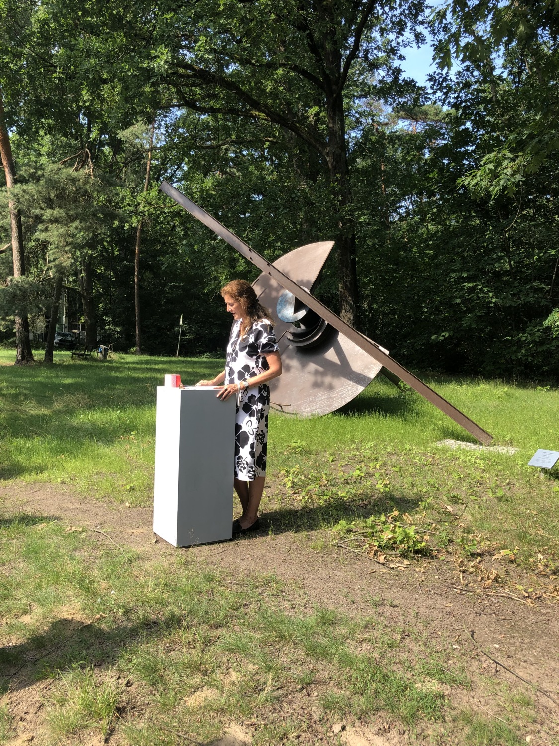 Sabine Ziegenrücker_Vorstand Berndhard Heiliger Stiftung_Übergabe Skulptur Solarica X_Clayallee