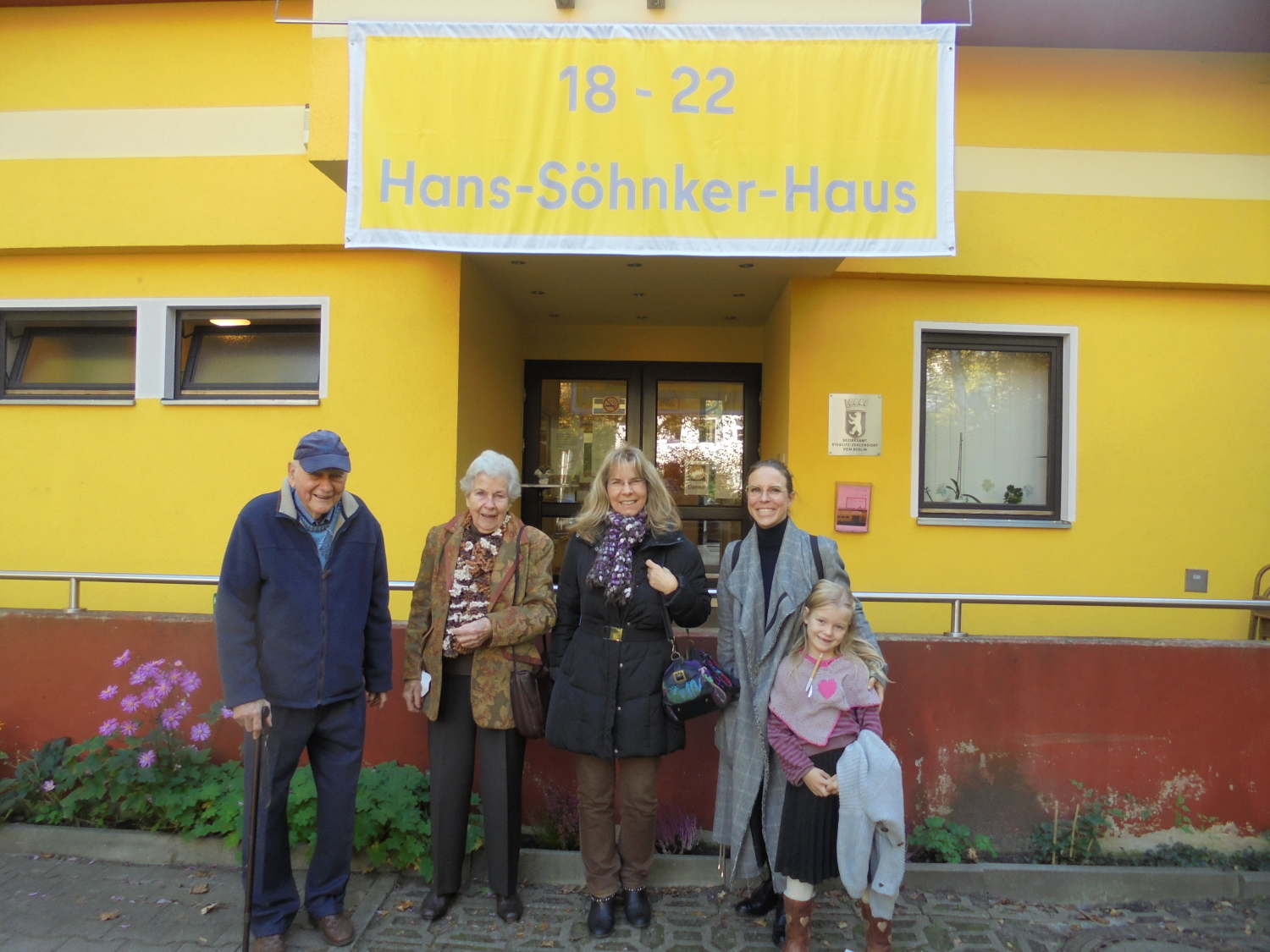 v.l.n.r. Ehepaar Engel, Corinna Engel und Anneke Kim Sarnau mit Tochter vor dem frisch umbenannten Hans-Söhnker-Haus