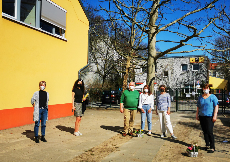 Osterüberraschung im Kita-Eigenbetrieb Süd-West, v.l.n.r. Frau Wobig (Leiterin der Kita Mittelstraße), Frau Mayoufi (Pädagogische Geschäftsleiterin Kita Süd-West), Herr Herpolsheimer (Geschäftsführer Werken Spielen Schenken) mit Familie und Jugendstadträtin Carolina Böhm