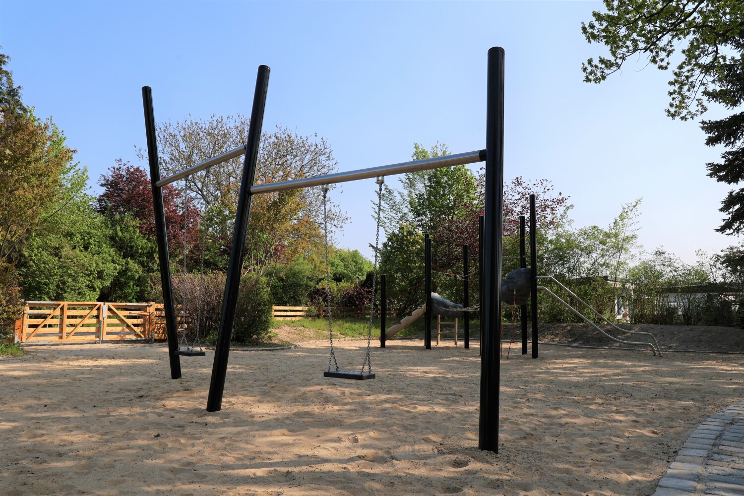 Spielgeräte nach Sanierung des Spielplatzes im Orlamünder Weg