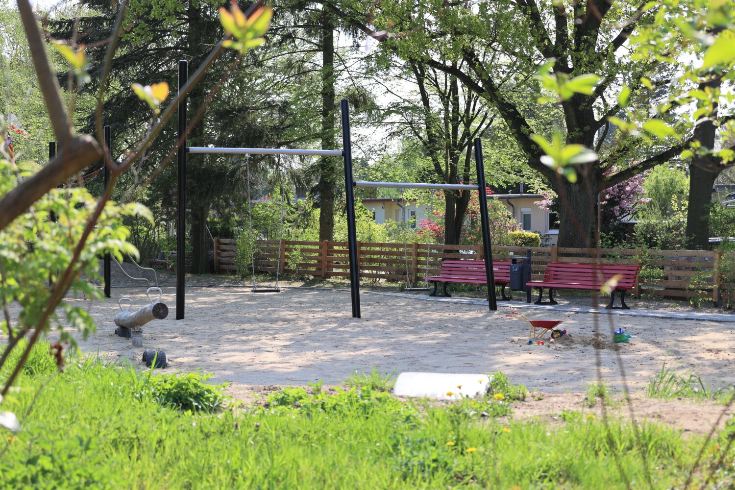 Spielgeräte nach Sanierung des Spielplatzes im Orlamünder Weg