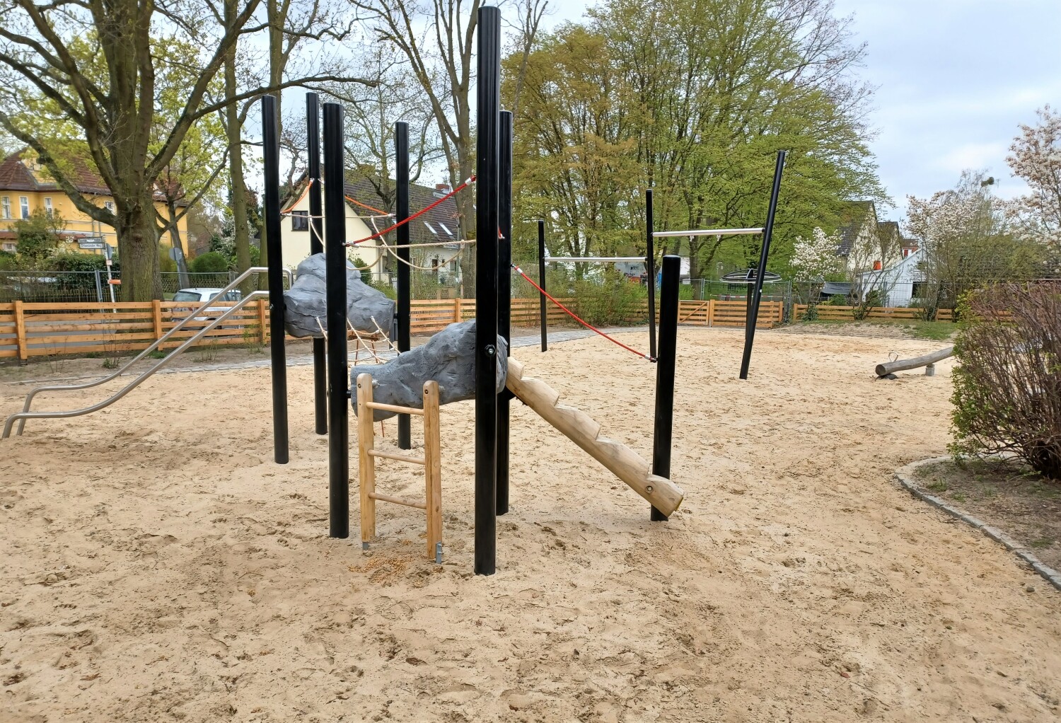 Spielgeräte nach Sanierung des Spielplatzes im Orlamünder Weg