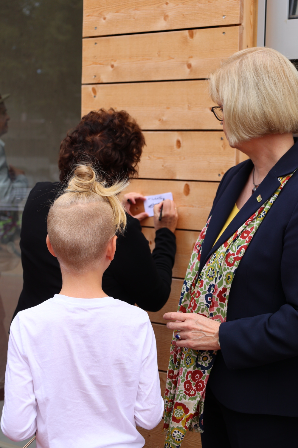 Bezirksbürgermeisterin Schellenberg und Bezirksstadträtin Richter-Kotowski erfüllen Autogrammwünsche der Kinder