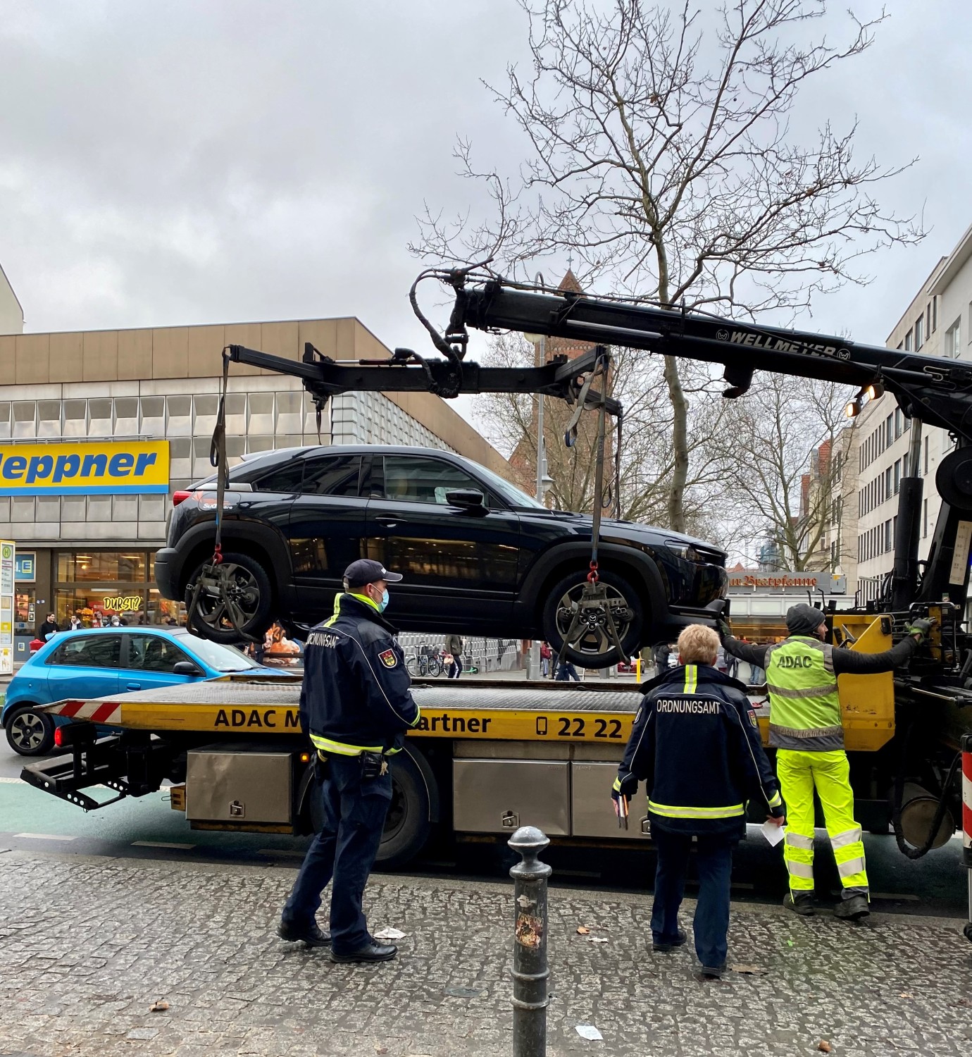 Ein Auto wird auf der Schloßstraße abgeschleppt