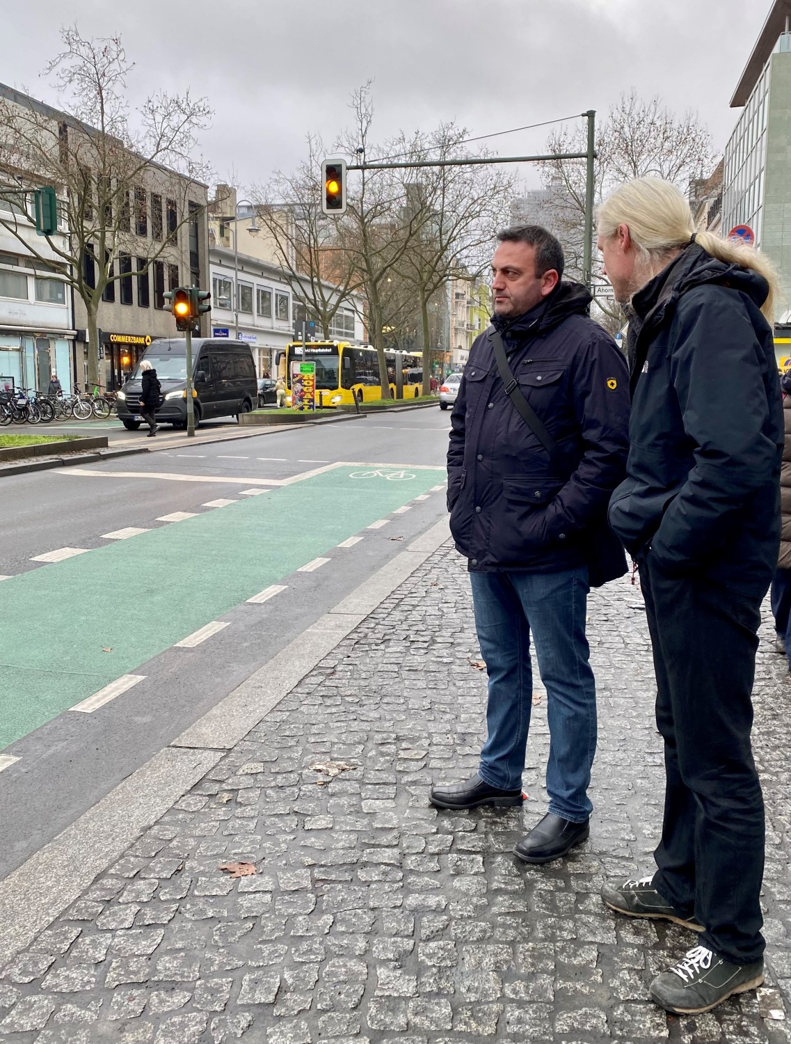 Herr Aykal und Herr Voigt auf der Schloßstraße