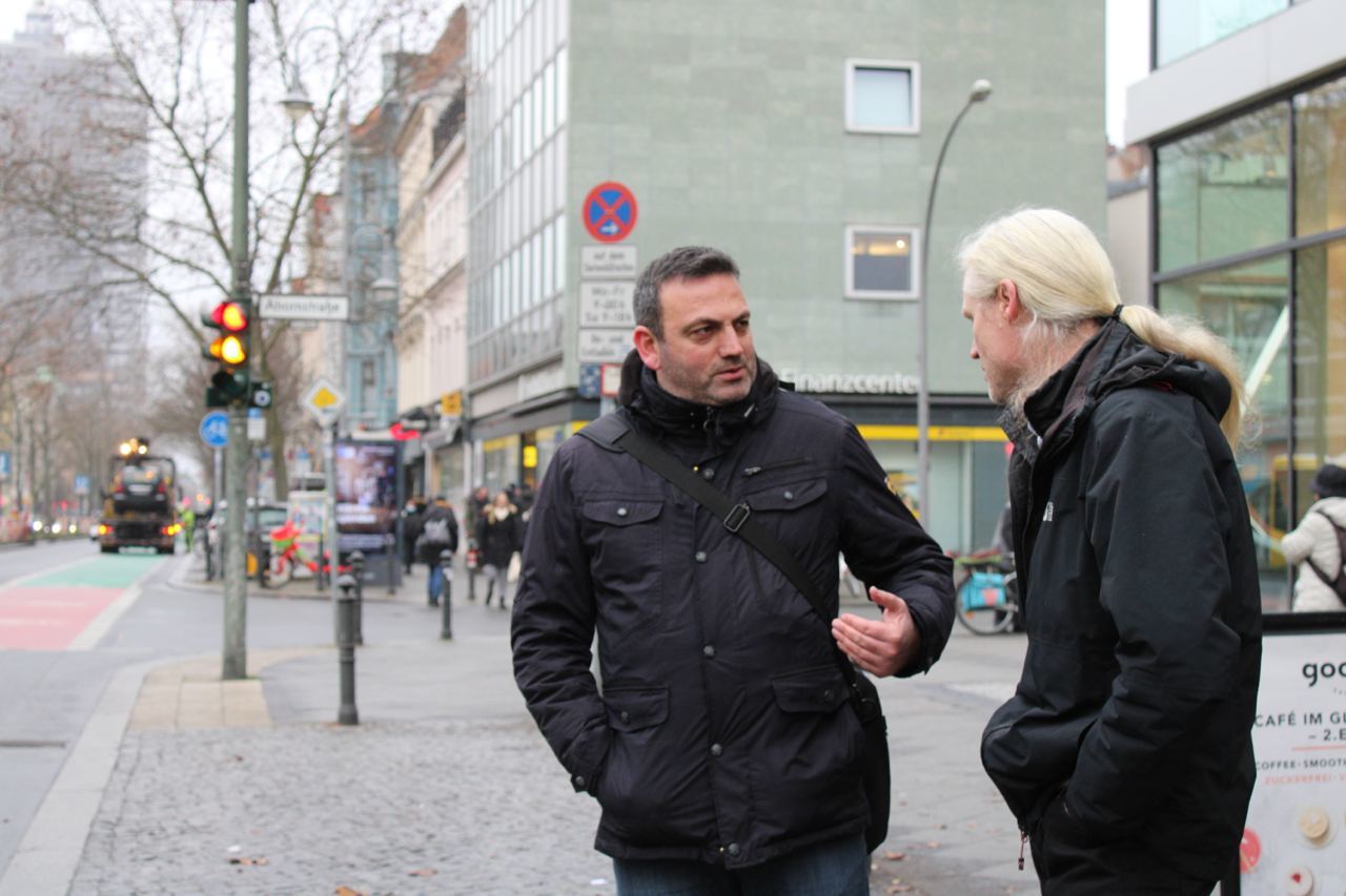 Herr Aykal und herr Voigt im Gespräch